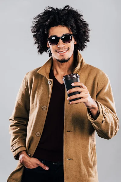 African man holding coffee cup — Stock fotografie