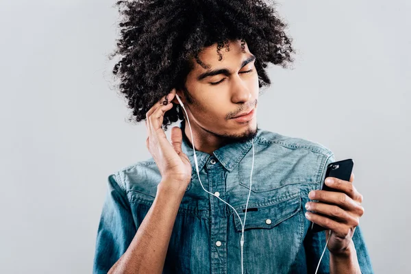 African man wearing headphones — Φωτογραφία Αρχείου