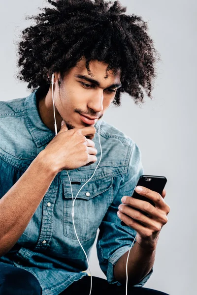 Hombre africano con auriculares —  Fotos de Stock