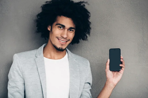 Afrikansk man visar sin smarta telefon — Stockfoto