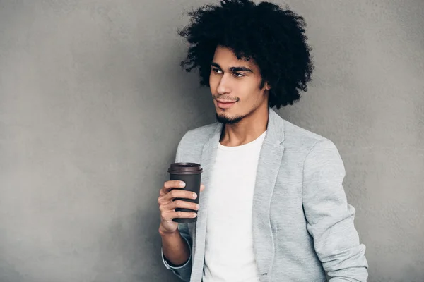 Homem africano segurando xícara de café — Fotografia de Stock