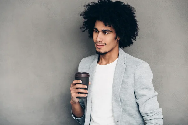 African man holding coffee cup — 图库照片