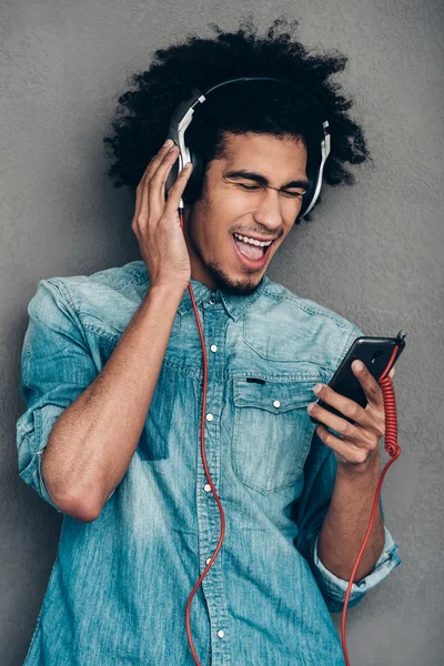 African man wearing headphones — Stockfoto