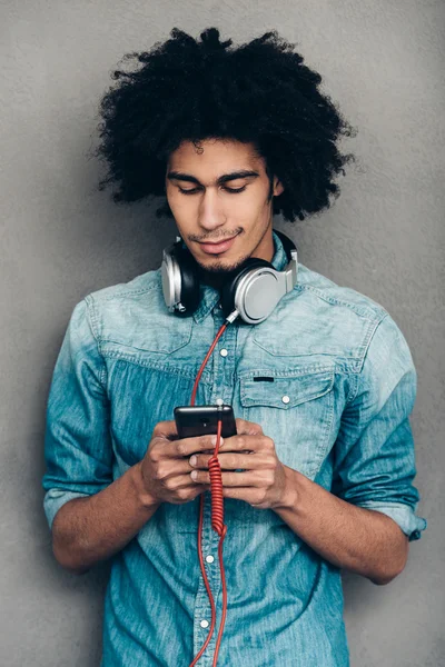 African man wearing headphones — Stockfoto