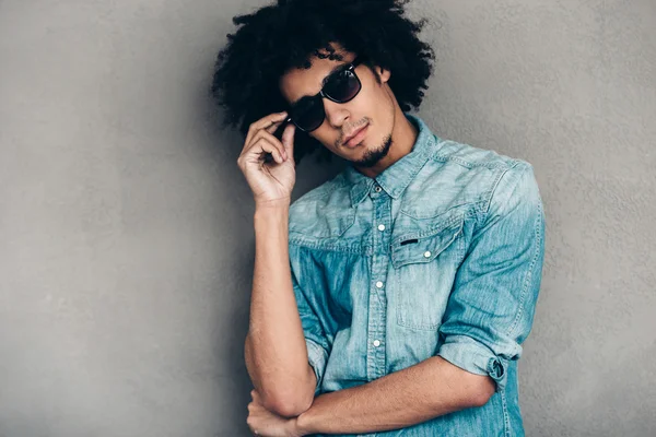 Joven africano en gafas de sol —  Fotos de Stock