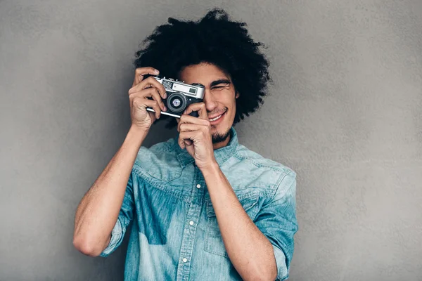 African man holding retro  camera — ストック写真