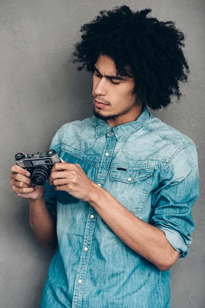 African man holding retro  camera — Stockfoto