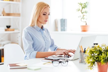 Dizüstü bilgisayarda çalışan kadın