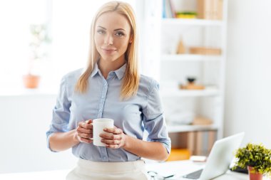 güzel bir kadın tutarak kahve Kupası