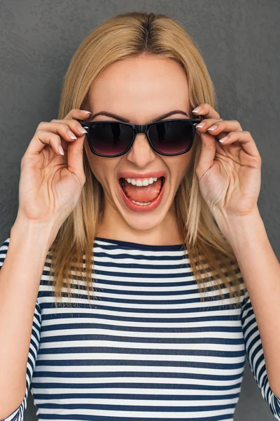 Frau justiert ihre Sonnenbrille — Stockfoto