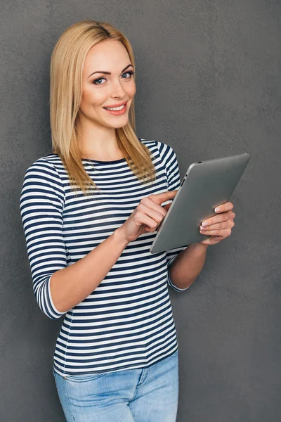 Jovem mulher usando seu touchpad — Fotografia de Stock