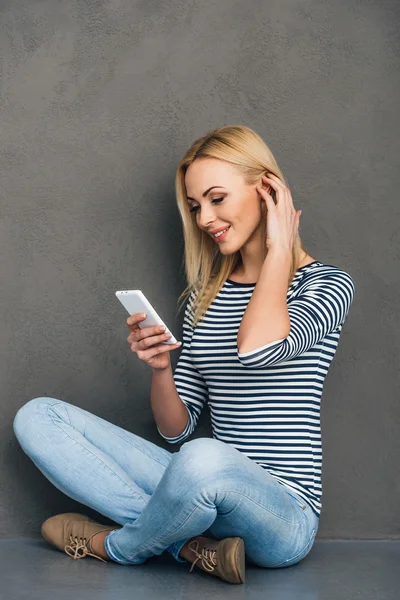 Woman using her smart phone — Stock Photo, Image