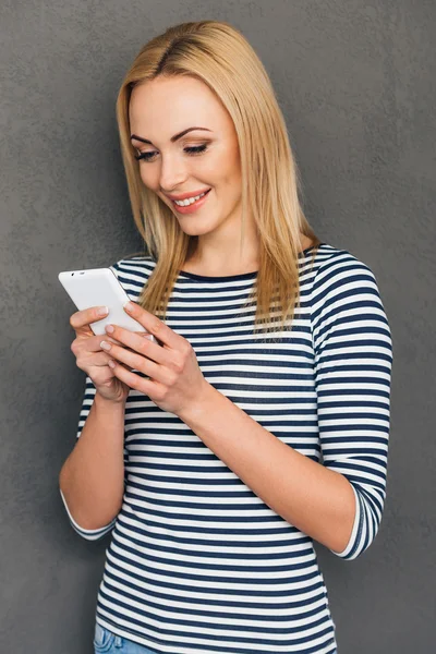 Woman using her smart phone — Stock Photo, Image