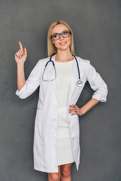 Bella giovane medico femminile che indica — Foto Stock