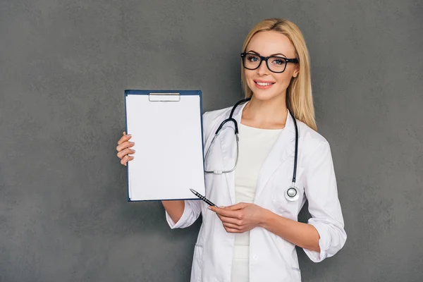 Bela jovem médico feminino — Fotografia de Stock