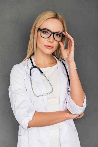 Giovane medico femminile — Foto Stock