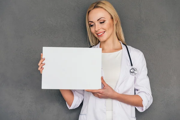 Médico femenino sosteniendo espacio de copia — Foto de Stock