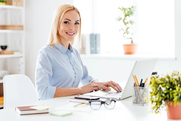 Frau arbeitet am Laptop — Stockfoto