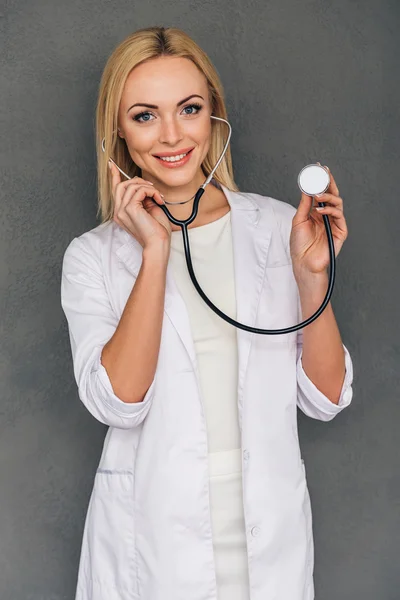 Médica mulher segurando estetoscópio — Fotografia de Stock