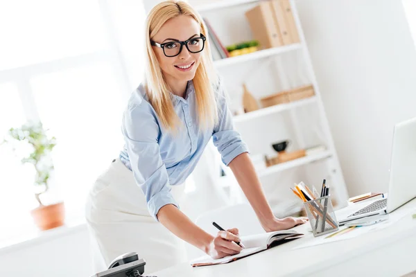 Woman making some notes — Stock Photo, Image