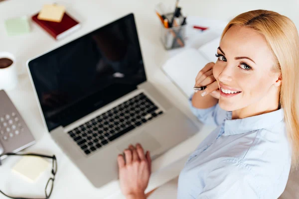 Mooie vrouw werken op laptop — Stockfoto