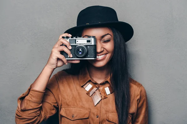 Africano mulher segurando câmera retro — Fotografia de Stock