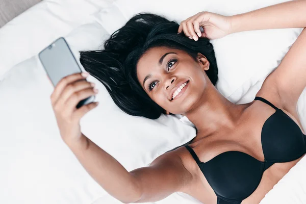 Mujer africana haciendo selfie —  Fotos de Stock