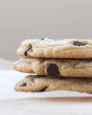 Çikolata parçacıklı kurabiye.