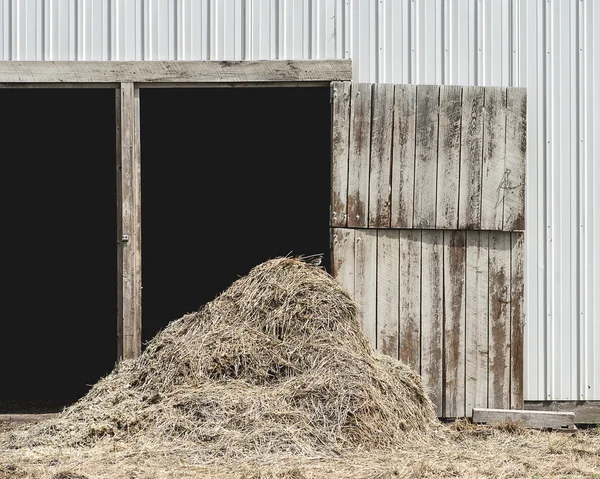 Rustikální dveře stodoly — Stock fotografie