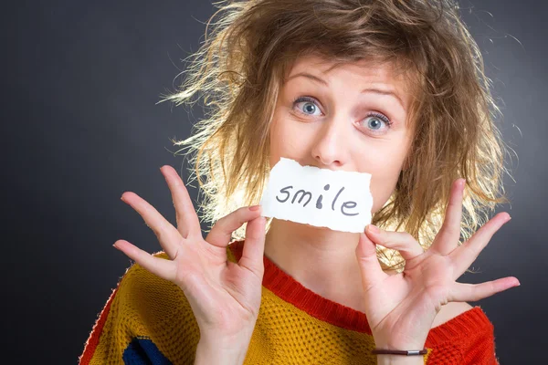 Mulher com uma nota SMILE — Fotografia de Stock