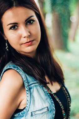 Kendine güvenen kadın poz