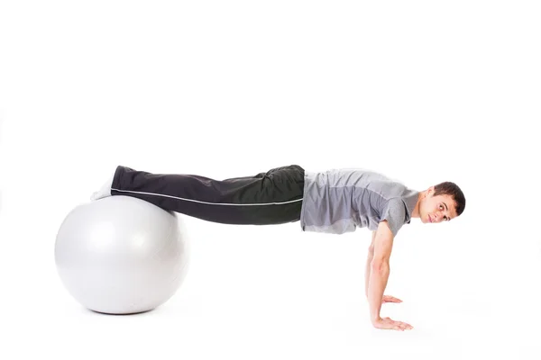 Push-ups na bola de fitness — Fotografia de Stock