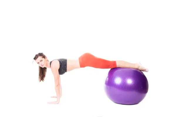 Plank op oefening bal — Stockfoto