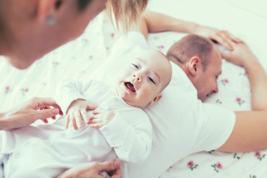 Babanın sırtında bebek