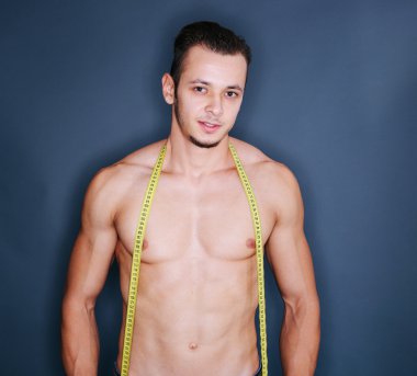 Adam ölçü bandı ile