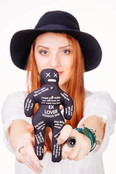 Mujer sosteniendo muñeco de vudú —  Fotos de Stock