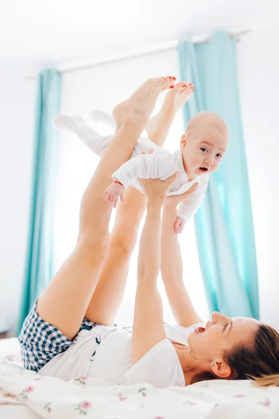 Fliegende Babypose — Stockfoto