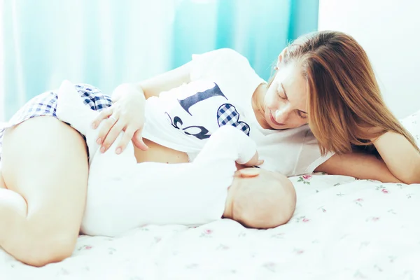 Mère nourrissant le bébé — Photo