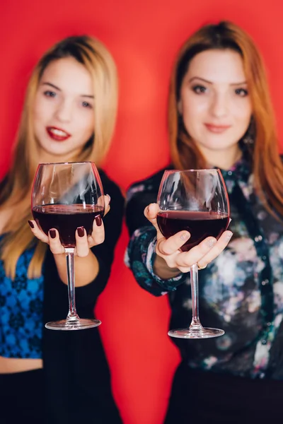 Sostiene copas de vino —  Fotos de Stock