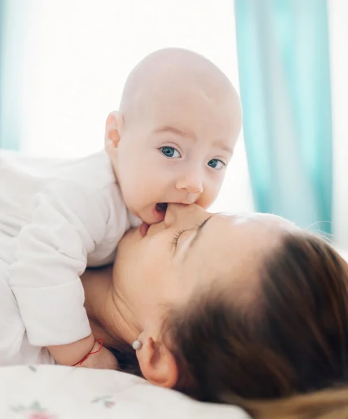 Dziecko matki gryzienie nos — Zdjęcie stockowe