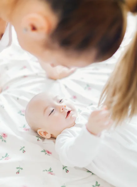 Verspieltes Baby mit Mama — Stockfoto