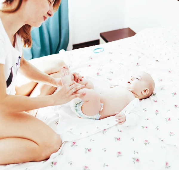 Mamma che cambia bambino — Foto Stock