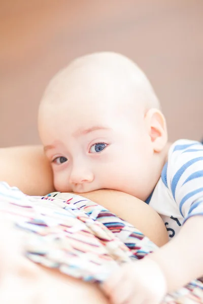 Allattamento al seno del bambino — Foto Stock