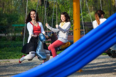 Bir atlıkarınca eğleniyor