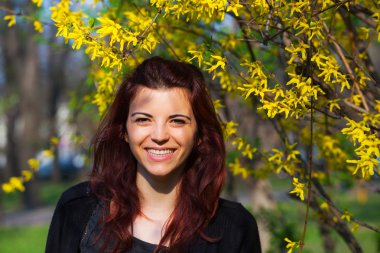 mutlu bir kadın kılığında