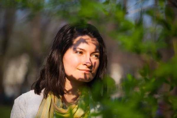 Young woman looking far away — Stock Photo, Image