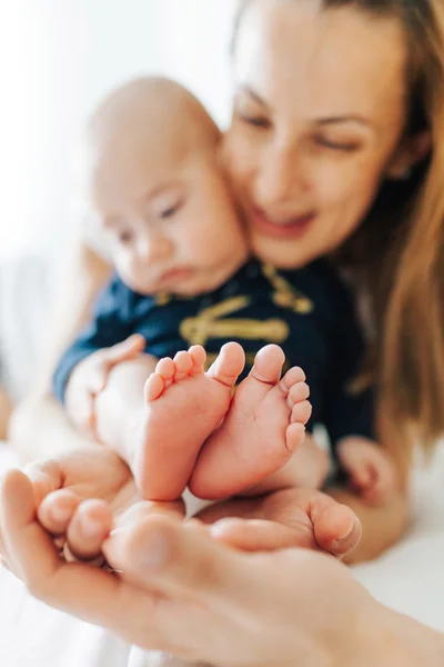 Los pies del bebé posan —  Fotos de Stock