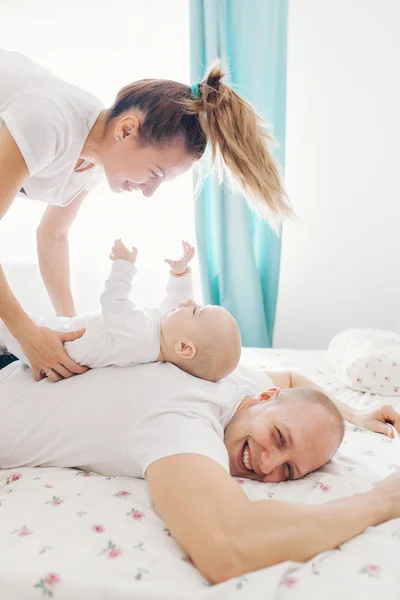 Lekfull familj pose — Stockfoto