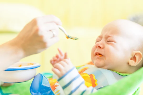 Bébé pleure tandis que la main nourrie — Photo