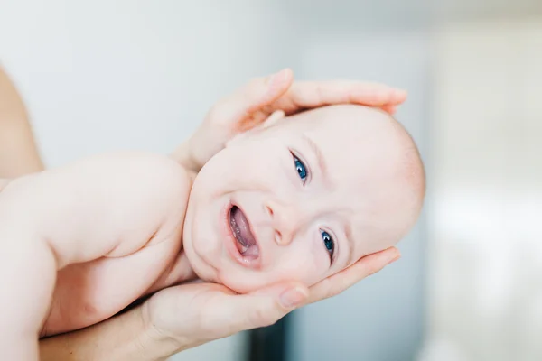 Triest baby poseren — Stockfoto